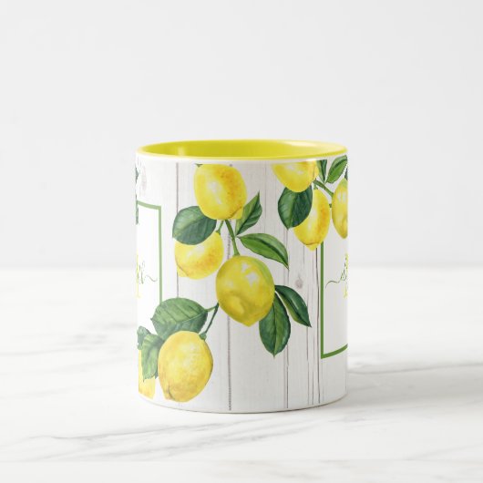 素朴な木の上のモノグラムの国レモンの水色 ツートーンマグカップ (中央)