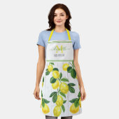 素朴な木モダンの上のモノグラムレモンの水色 エプロン (着用した状態)