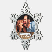 素朴な木及び豆電球記念日年のカスタム スノーフレークピューターオーナメント (右)