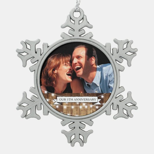 素朴な木及び豆電球記念日年のカスタム スノーフレークピューターオーナメント (正面)