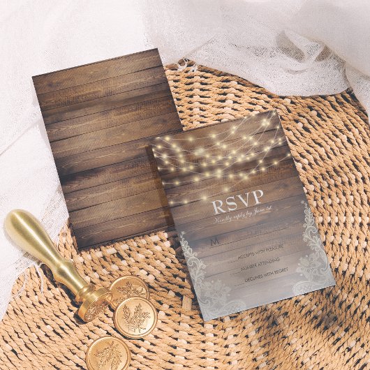 素朴な木材とストリングライト | ヴィンテージ ラッセル RSVP