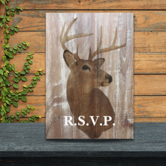 素朴な木目の鹿の狩りは結婚式RSVP上にある 出欠カード