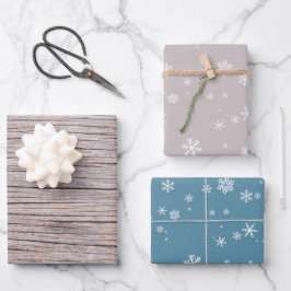 素朴な木目調のベージュと青の雪の結晶パターンが特徴のクリスマス ラッピングペーパーシート