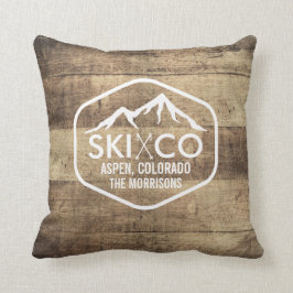 素朴な木製のスキーのストック及び山の《植物》アスペンコロラド州 クッション