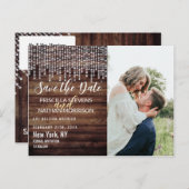 素朴な木製のダイヤモンド型の吊り下げ照明がおしゃれな Save the Date 案内ポストカード (正面/裏面)