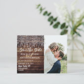 素朴な木製のダイヤモンド型の吊り下げ照明がおしゃれな Save the Date 案内ポストカード (スタンド正面)