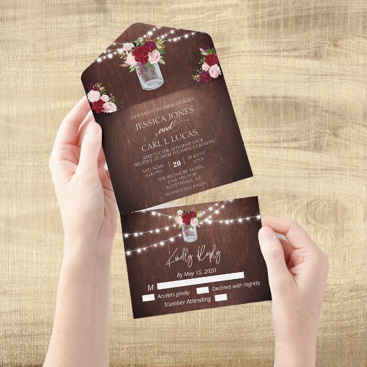 素朴な木製のバーガンディとブッシュピンクのローズ メイソンジャー オールインワン招待状