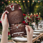 素朴な木製のバーガンディとブッシュピンクのローズ メイソンジャー オールインワン招待状