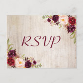 素朴な木製のバーガンディ フラワー ウェディング RSVP 返信 ポストカード (正面)