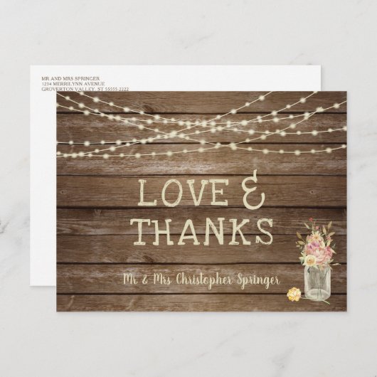 素朴な木製のメイソンジャーに花を添えたラブ・サンクス ウェディング ポストカード (正面/裏面)