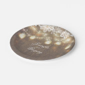 素朴な木製のメーソンジャーはレースの納屋の結婚式をつけます ペーパープレート (アングル)