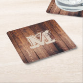 素朴な木製のモノグラムのなイニシャル スクエアペーパーコースター (アングル)