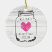 素朴な木製のヴィンテージのメーソンジャーの婚約のクリスマス セラミックオーナメント (正面)