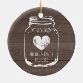 素朴な木製のヴィンテージのメーソンジャーの婚約のクリスマス セラミックオーナメント (裏面)