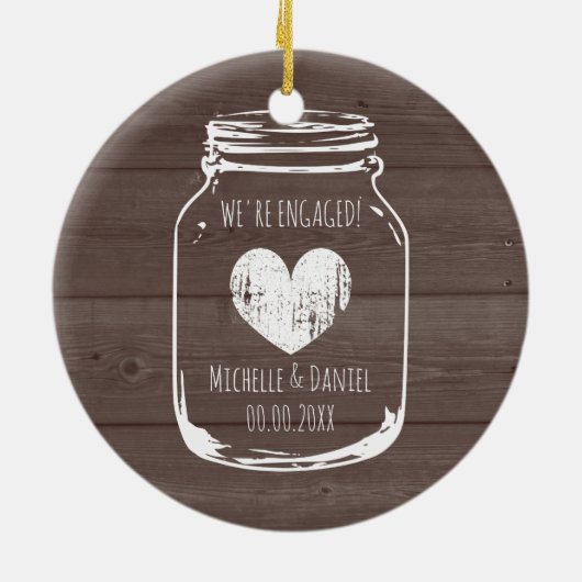 素朴な木製のヴィンテージのメーソンジャーの婚約のクリスマス セラミックオーナメント (裏面)