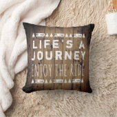 素朴な木製のヴィンテージRVのキャンピングカーのWanderlustの引用文 クッション (ブランケット)