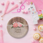 素朴な木製の古いバーラップのピンクによっては納屋の結婚式が開花します ペーパープレート (パーティー)