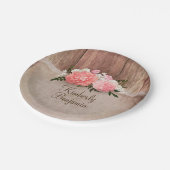 素朴な木製の古いバーラップのピンクによっては納屋の結婚式が開花します ペーパープレート (アングル)