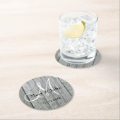 素朴な木製の灰色の結婚式のモノグラム ラウンドペーパーコースター (インサイチュ)