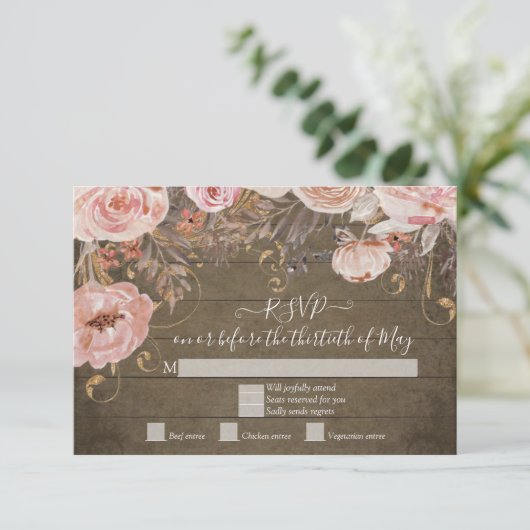 素朴な木製の花ピンクのバラ ゴールドのRSVP返信 出欠カード (スタンド正面)