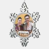 素朴な木製の豆電球の新婚者の陽気な結婚式 スノーフレークピューターオーナメント (右)