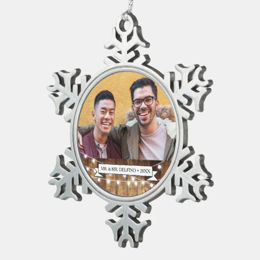 素朴な木製の豆電球の新婚者の陽気な結婚式 スノーフレークピューターオーナメント (右)