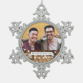 素朴な木製の豆電球の新婚者の陽気な結婚式 スノーフレークピューターオーナメント (正面)