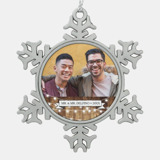 素朴な木製の豆電球の新婚者の陽気な結婚式 スノーフレークピューターオーナメント (正面)