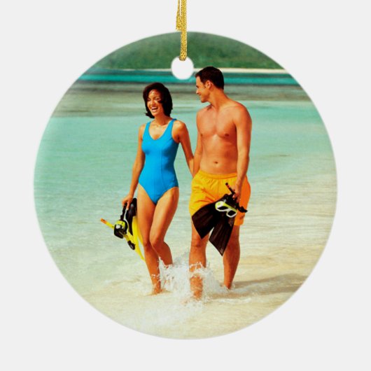 素朴な木製の豆電球カスタムな私達の初めてのクリスマス セラミックオーナメント (裏面)