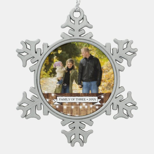 素朴な木製の豆電球新しい親ギフト家族 スノーフレークピューターオーナメント (正面)