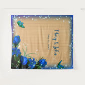 素朴な木製の青い花と蝶の背景 タペストリー (正面(横))