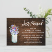 素朴な木製の「Just Married」マスンジャー入りのワイルドフラワー 招待状 (スタンド正面)