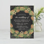 素朴な松ぼっくりリースのブラッククリスマスウェディング 招待状 (スタンド正面)