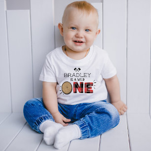 素朴な森のチェック柄の樵の少年たち 1歳の誕生日 ベビーTシャツ