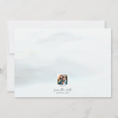 素朴な水彩画の木々と山々、ほこりっぽい青 セーブザデート (裏面)