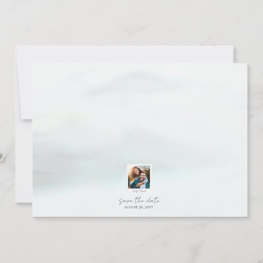 素朴な水彩画の木々と山々、ほこりっぽい青 セーブザデート (裏面)