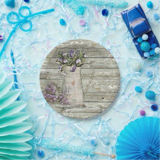 素朴な水漆喰を塗られた木製の農家のラベンダー ペーパープレート (パーティー)