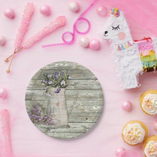 素朴な水漆喰を塗られた木製の農家のラベンダー ペーパープレート (パーティー)