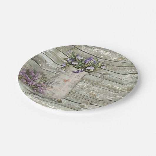 素朴な水漆喰を塗られた木製の農家のラベンダー ペーパープレート (アングル)