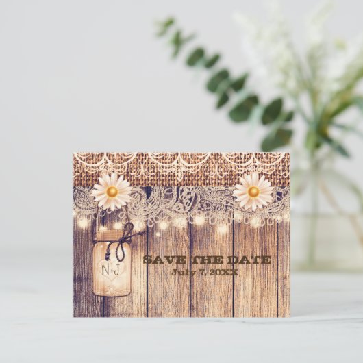 素朴な照明付きメイソンジャーとデイジー 保存日 案内ポストカード (スタンド正面)