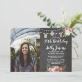 素朴な瓶の写真の誕生会のチョークの花柄 招待状 (スタンド正面)