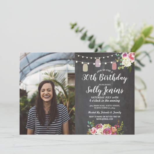 素朴な瓶の写真の誕生会のチョークの花柄 招待状 (スタンド正面)