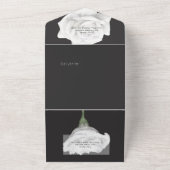 素朴な白い芍薬の花を黒の背景に飾ったディナーの招待状 オールインワン招待状 (外側)