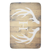 素朴な白によってシルエットを描かれるシカの(雄ジカの)枝角の納屋木 バスマット (正面縦)