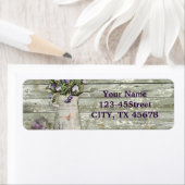 素朴な白塗りの木材の農家ラベンダー ラベル (インサイチュ)