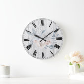 素朴な白淡い色のい木に水色の花 ラージ壁時計 (ホーム)