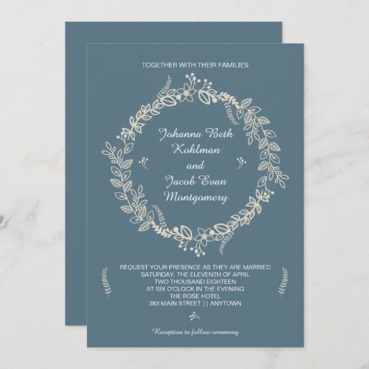 素朴な石板の青によって輪郭を描かれる花のリースの結婚式 招待状 (正面/裏面)