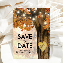 素朴な秋の木のライトで飾られたSave the Date 案内ポストカード