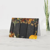 素朴な秋の落ち葉と花のゴールドスクリプトの納屋の木 サンキューカード (裏面)