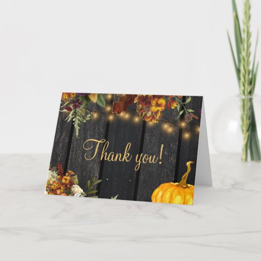 素朴な秋の落ち葉と花のゴールドスクリプトの納屋の木 サンキューカード (正面)